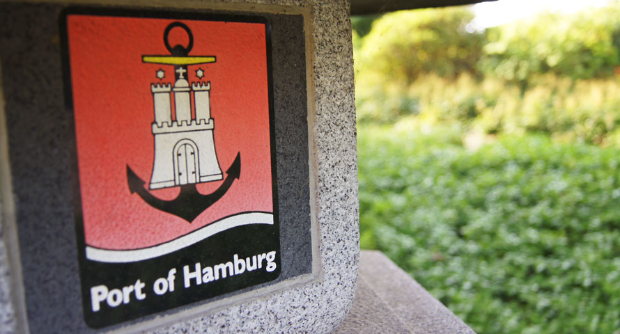 Port of Hamburg Emblem auf einer Steindeko