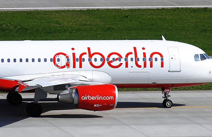 Air Berlin Flugzeug mit Logo am Hamburg Airport