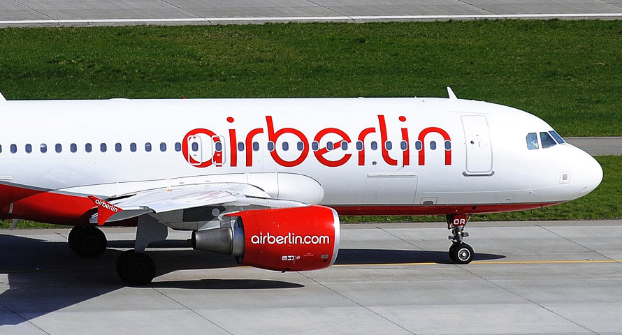 Air Berlin Flugzeug mit Logo am Hamburg Airport