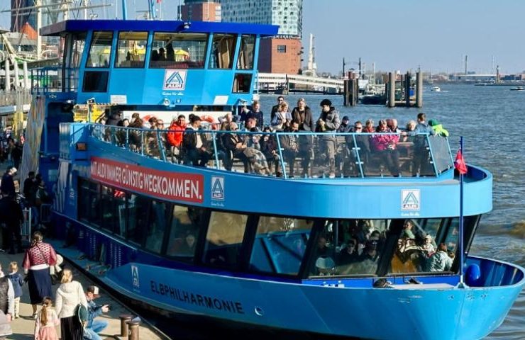 Fähre im ALDI-Nord-Design an den Landungsbrücken