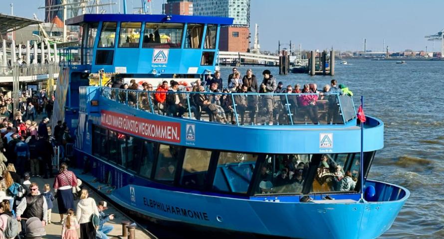 Fähre im ALDI-Nord-Design an den Landungsbrücken