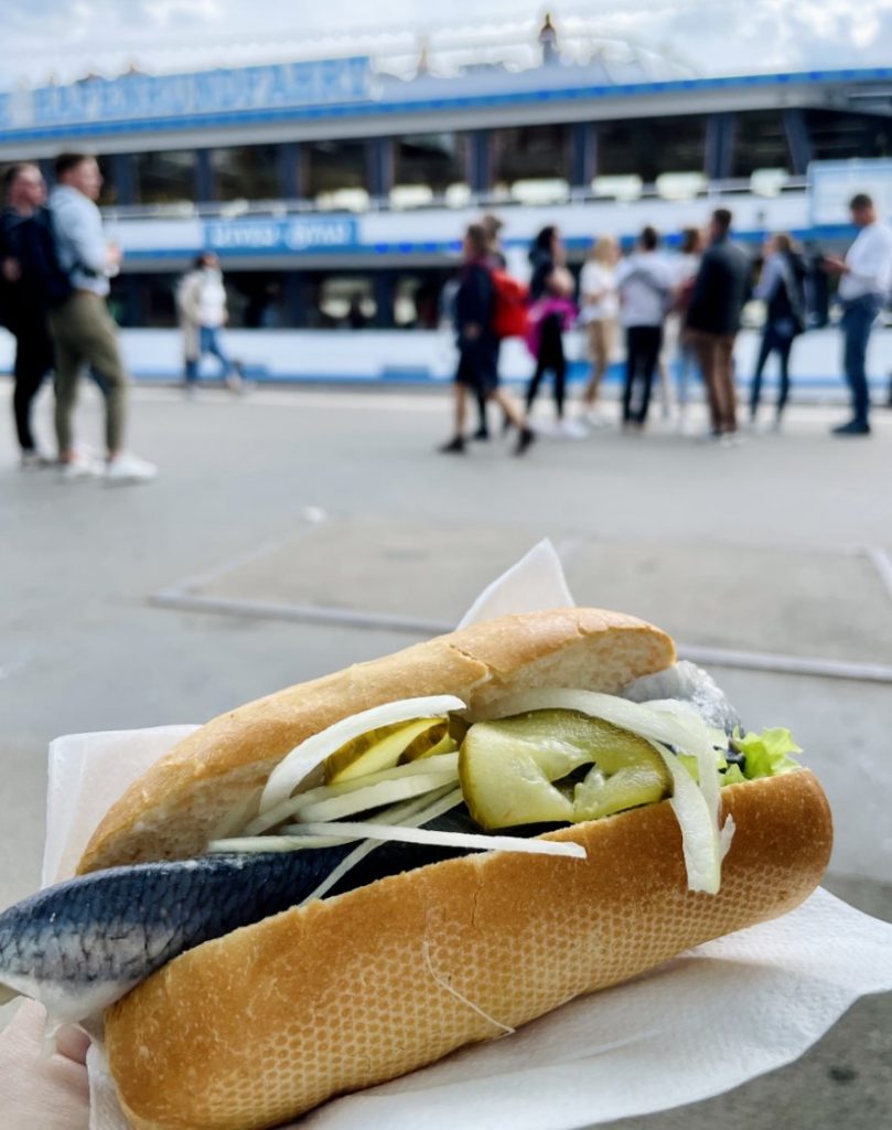 Bismarck-Brötchen am Hafen Hamburg