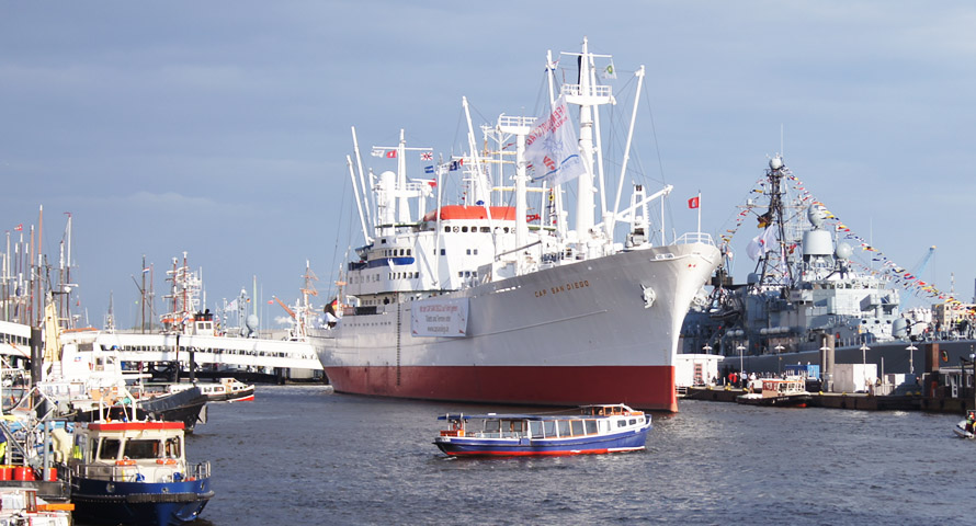 Das Schiff Cap San Diego an den Landungsbrücken während des Hafengeburtstag Hamburg