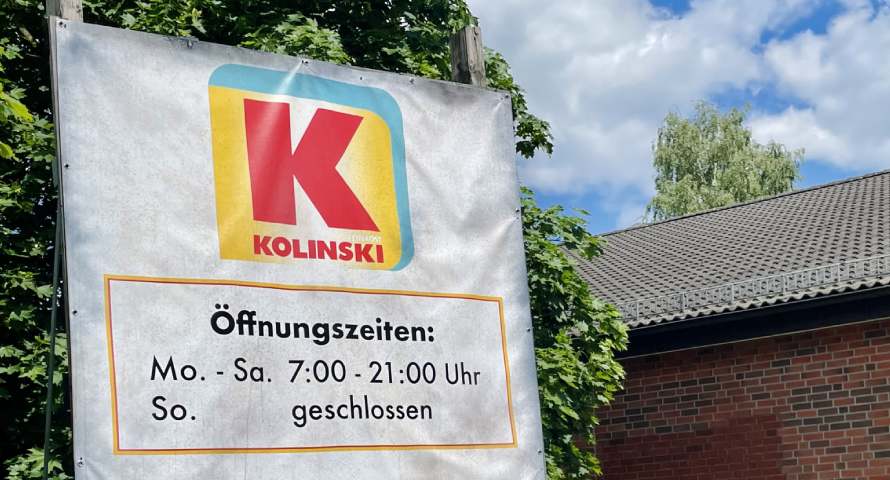 Öffnungszeiten in der Einfahrt des „Kolinski“- Supermarkts