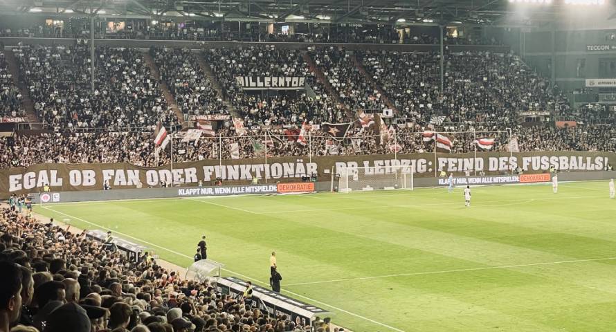 Spruchband in der St. Pauli Kurve