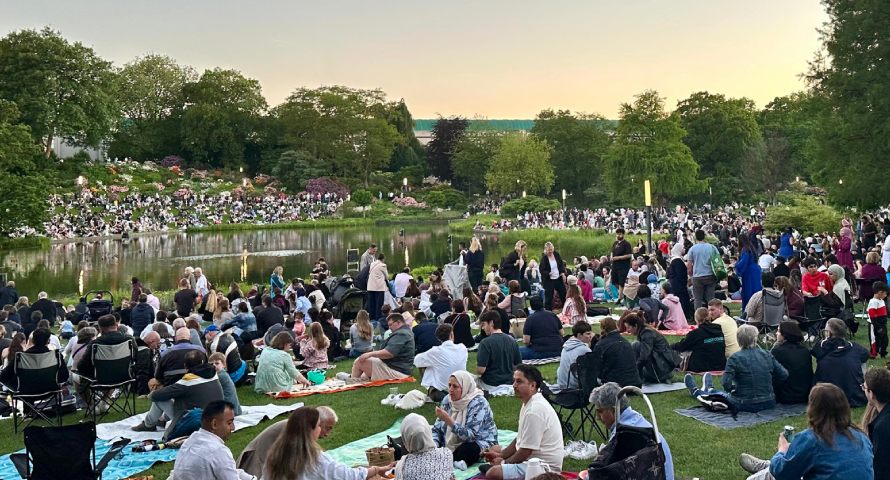 Viele Besucher am Parksee in Planten un Blomen vor den Wasserlichtspielen