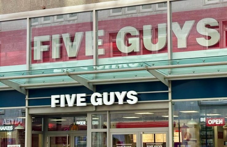 Filiale von Five Guys (Burger-Restaurant) am Jungfernstieg, Hamburg