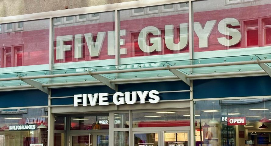 Filiale von Five Guys (Burger-Restaurant) am Jungfernstieg, Hamburg