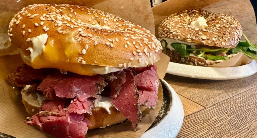 Bagels mit Pastrami und Räucherlachs